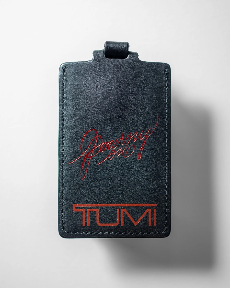 レザーケースにカリグラフィーにて箔押し